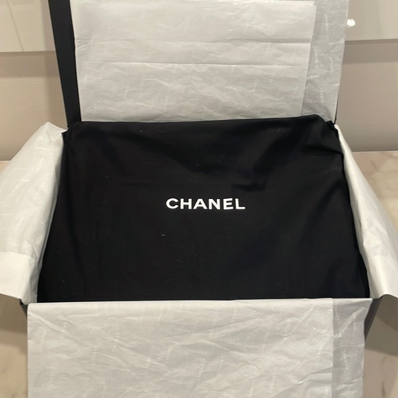 Authentic Chanel Classic Timeless Caviar Leather Tote. - Picture 4 of 12